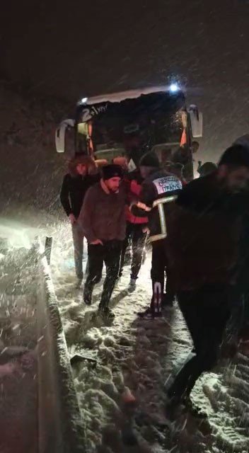 Tem’de Bariyerlere Çarpan Otobüste Mahsur Kalan Yolcular Kurtarıldı