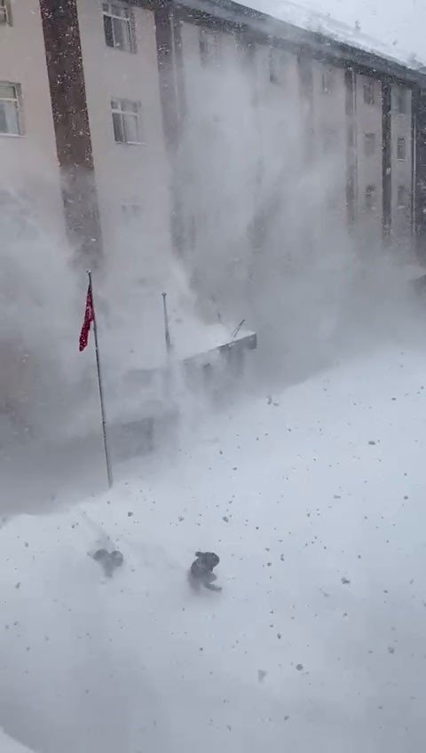 Bolu’da Üzerlerine Kar Kütlesi Düşen 2 Öğrenci Ölümden Döndü