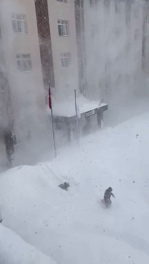 Bolu’da Üzerlerine Kar Kütlesi Düşen 2 Öğrenci Ölümden Döndü