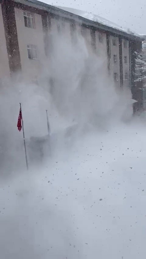 Bolu’da Üzerlerine Kar Kütlesi Düşen 2 Öğrenci Ölümden Döndü