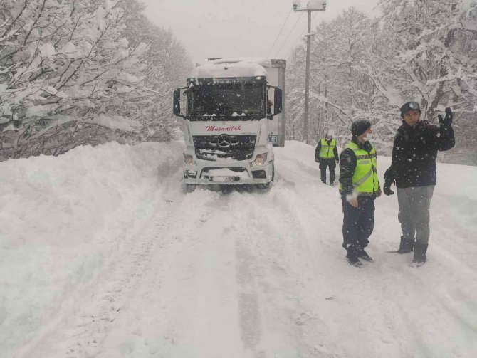 Jandarma Ekipleri Sürücülerin Zincir Takmasına Yardım Etti