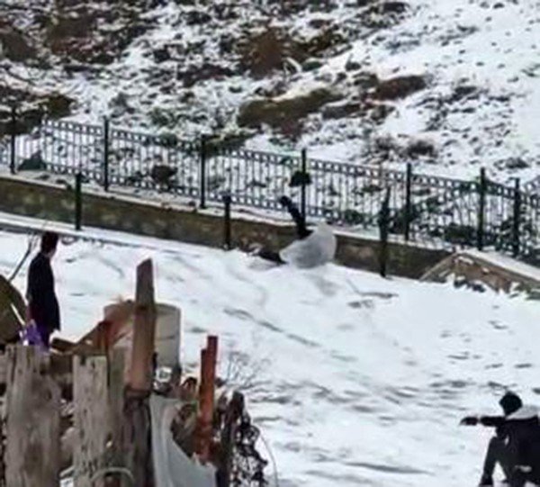 Kar Üzerinde Kayan Genç Tel Örgüleri Aşıp Kanala Düştü