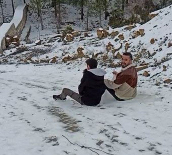 Kar Üzerinde Kayan Genç Tel Örgüleri Aşıp Kanala Düştü