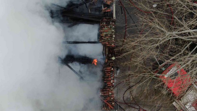 Bursa’da Ailesine Kızan Şahıs Evi Ateşe Verdi, 2 Ev Küle Döndü