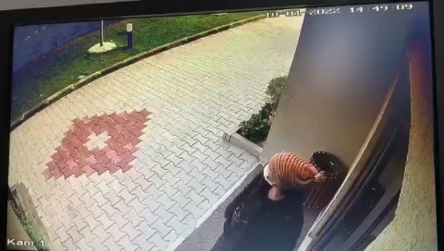 Bursa’da Evin Kapısını Kartla Açtılar, Binlerce Lira Çalıp Kayıplara Karıştılar