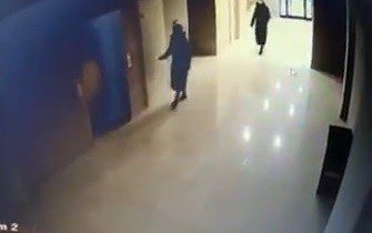 Bursa’da Evin Kapısını Kartla Açtılar, Binlerce Lira Çalıp Kayıplara Karıştılar
