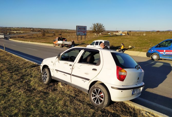 İ̇şçi Servisi İle Otomobil Çarpıştı: 3 Yaralı