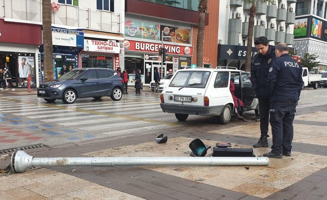 Kontrolden Çıkan Otomobil Trafik Işıklarına Çarparak Durabildi