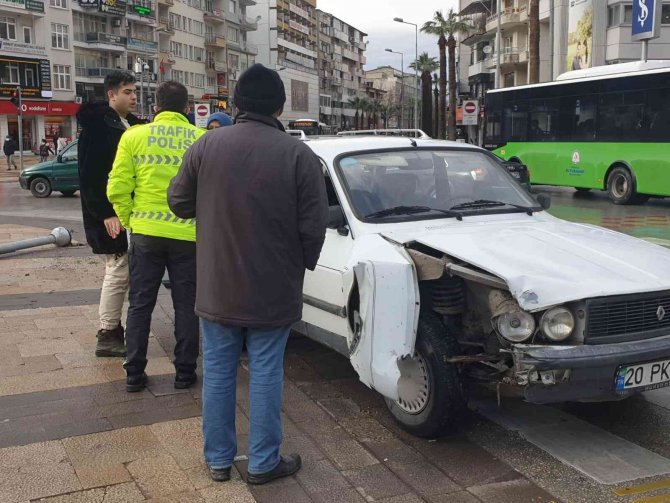 Kontrolden Çıkan Otomobil Trafik Işıklarına Çarparak Durabildi