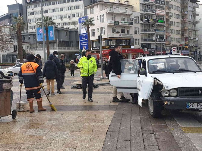 Kontrolden Çıkan Otomobil Trafik Işıklarına Çarparak Durabildi