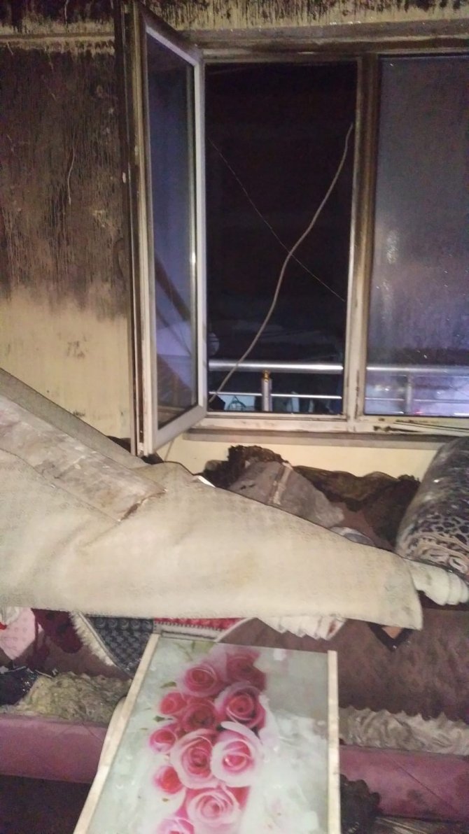 İ̇ki Katlı Evi Alevler Sardı