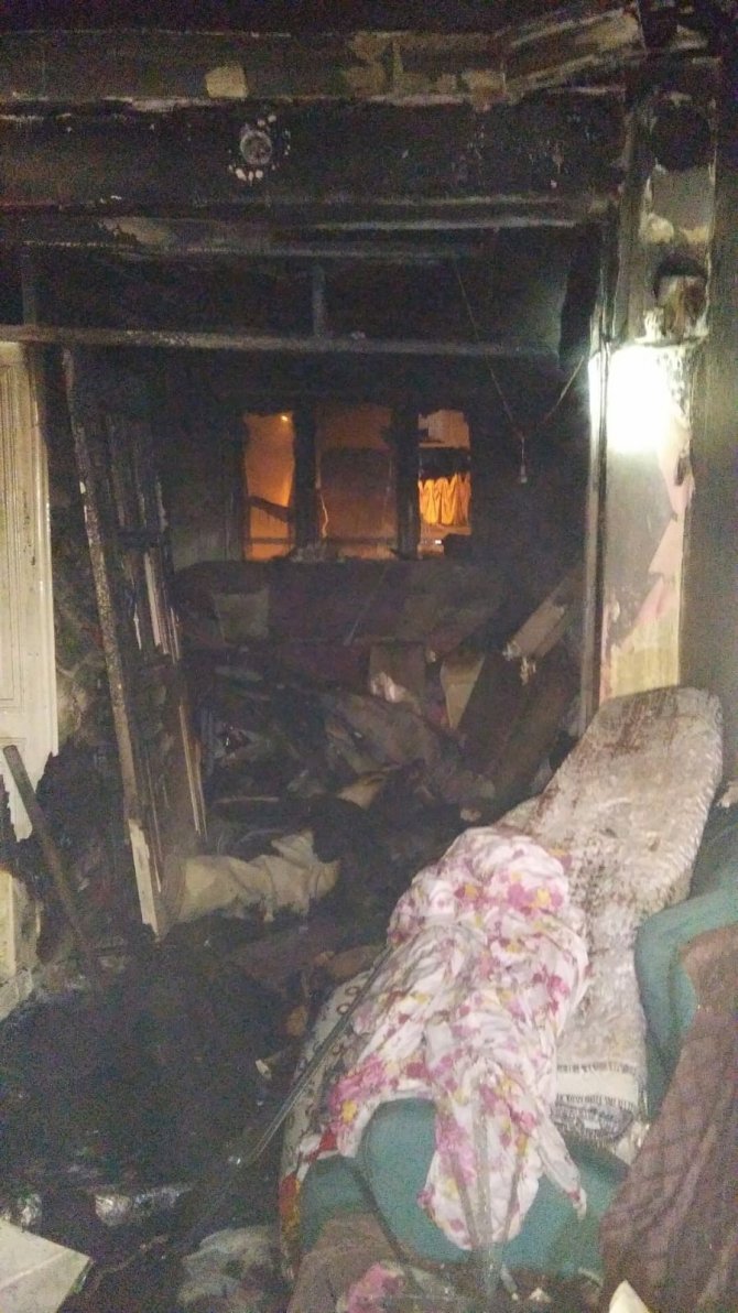 İ̇ki Katlı Evi Alevler Sardı