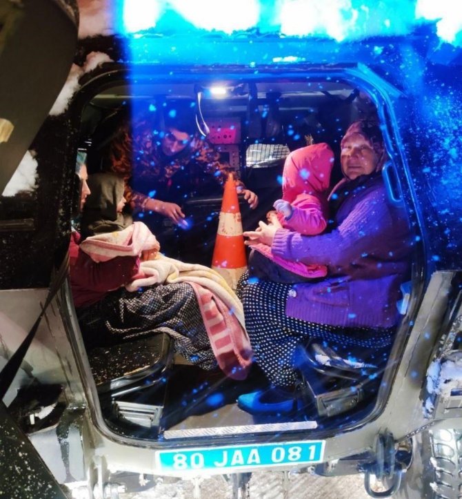 Ambulans Helikopter Kapanan Yolda Mahsur Kalan Bebek İçin Havalandı