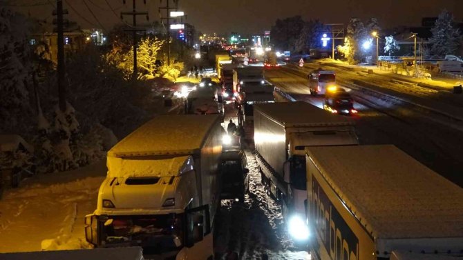 Yolun Açılmasından Umudunu Kesen Sürücüler Araçlarını Terk Etti