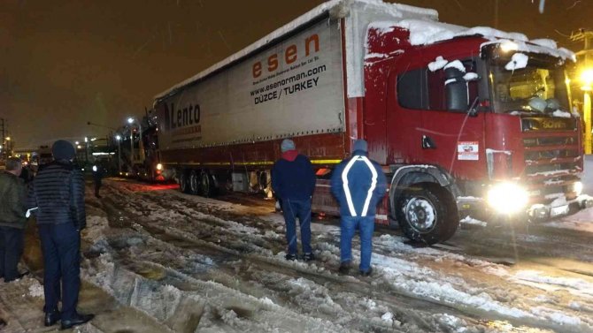 Yolun Açılmasından Umudunu Kesen Sürücüler Araçlarını Terk Etti