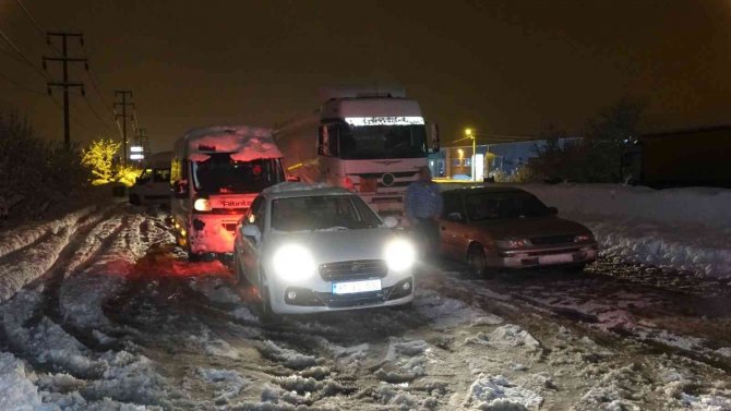 Yolun Açılmasından Umudunu Kesen Sürücüler Araçlarını Terk Etti