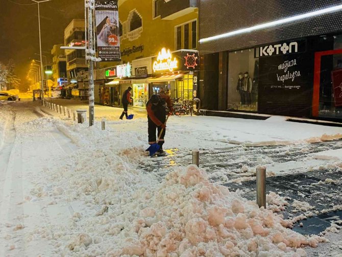 Düzce Belediyesinin Karla Mücadelesi Gece Boyu Sürdü