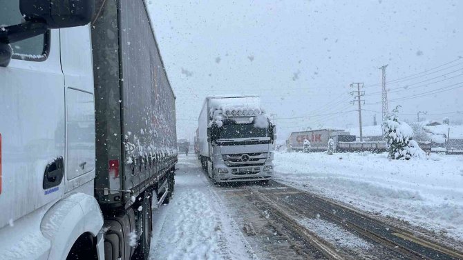 Tır Sürücüleri Saatlerdir Yollarda Bekliyor