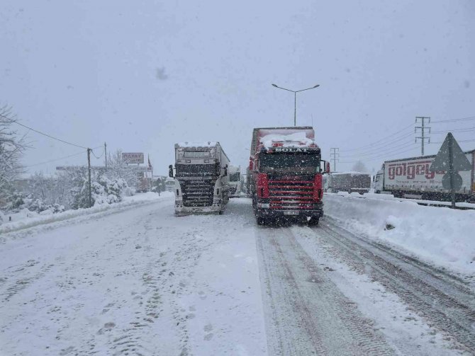 Tır Sürücüleri Saatlerdir Yollarda Bekliyor