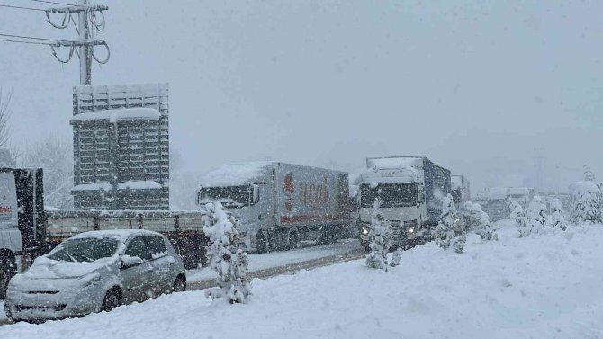 Kar Yolları Kapattı, Kilometrelerce Kuyruk Oluştu
