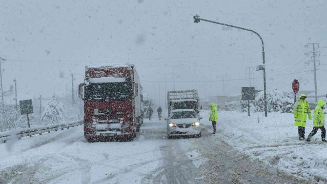 Kar Yolları Kapattı, Kilometrelerce Kuyruk Oluştu