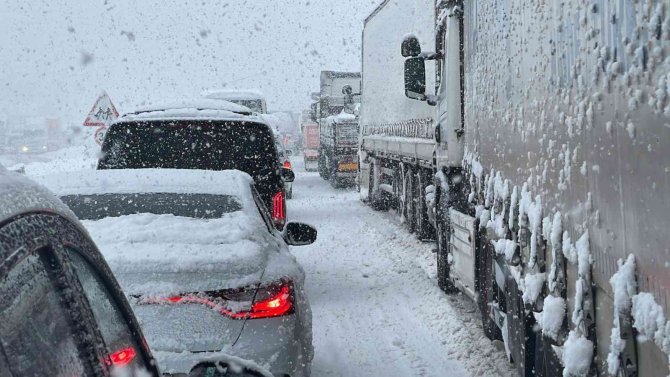 Kar Yolları Kapattı, Kilometrelerce Kuyruk Oluştu