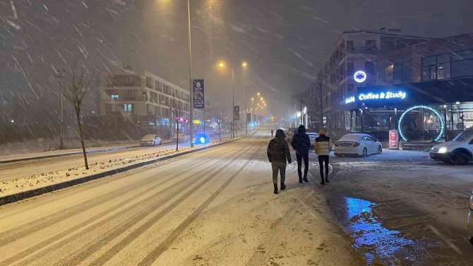 Düzce’de Kar Yağışı Gece Saatlerinde Etkili Oluyor