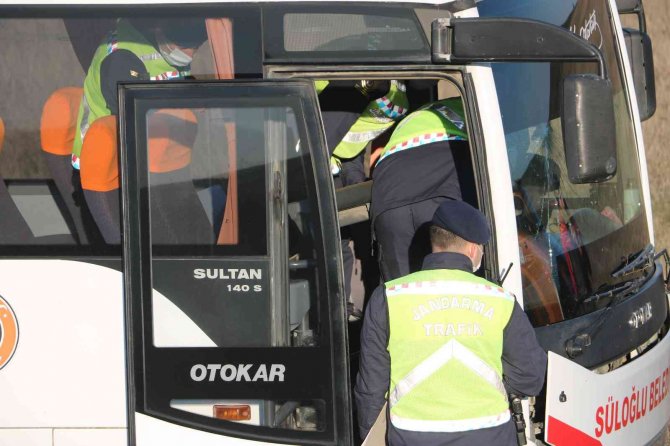 Yolcu Otobüsü Tarlaya Uçtu: 8 Yaralı