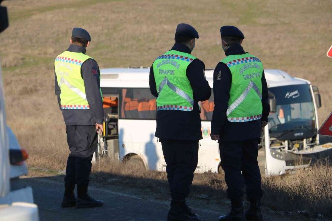 Yolcu Otobüsü Tarlaya Uçtu: 8 Yaralı