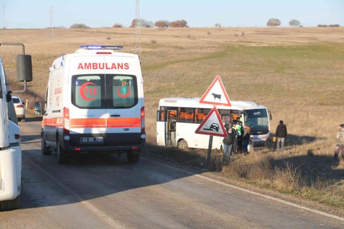 Yolcu Otobüsü Tarlaya Uçtu: 8 Yaralı