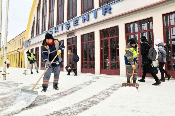 Tepebaşı’nda Karla Mücadele 7-24 Sürüyor