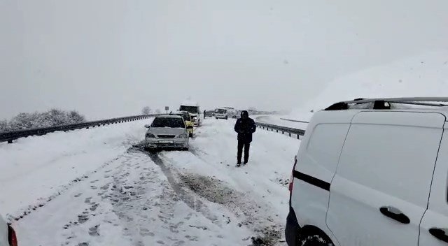 Kar Nedeniyle Rampayı Çıkamayan Sürücüler Yolda Mahsur Kaldı