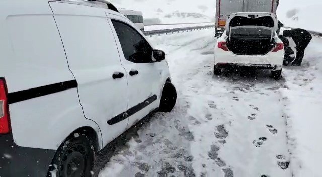 Kar Nedeniyle Rampayı Çıkamayan Sürücüler Yolda Mahsur Kaldı