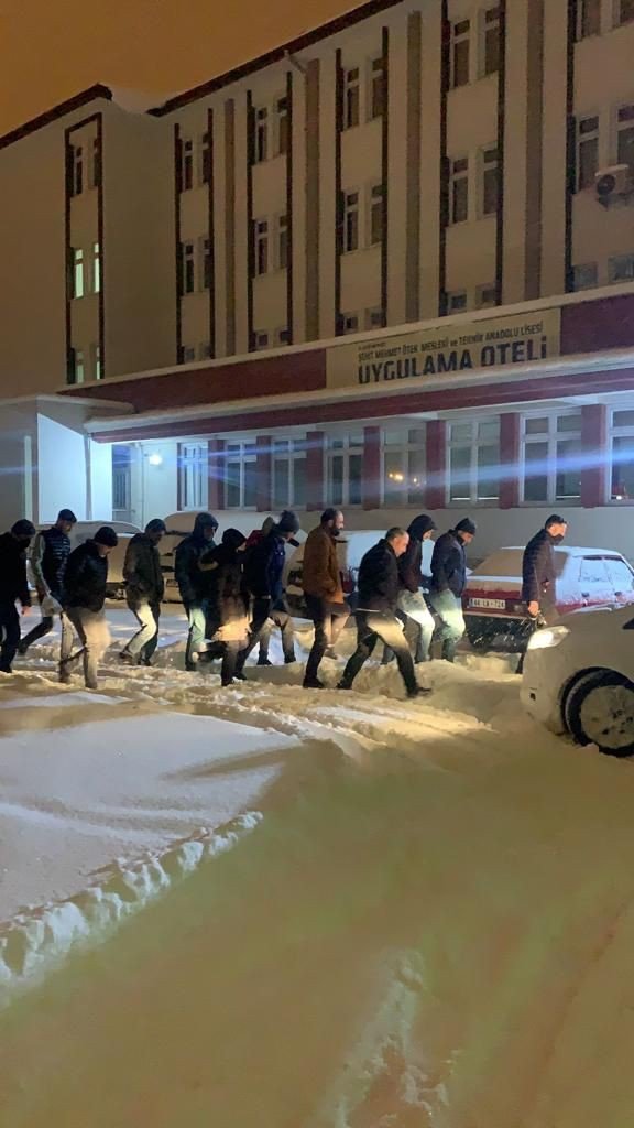 Yollarda Mahsur Kalan 417 Vatandaş Yurt Ve Otellere Yerleştirildi