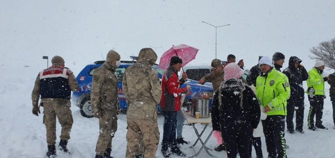 Yolda Kalan Araçlara Zincir Takan Güvenlik Güçlerinden Sürücülere Çorba İkramı
