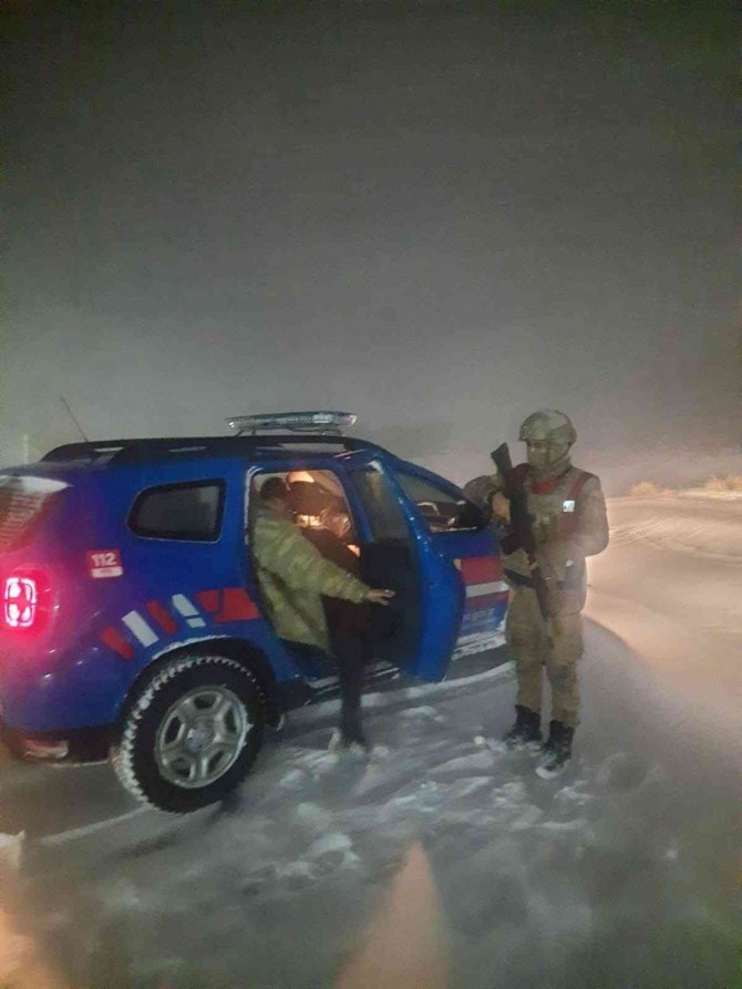 Elazığ’da Jandarma Ekipleri Yolda Mahsur Kalan 5 Vatandaşın İmdadına Yetişti