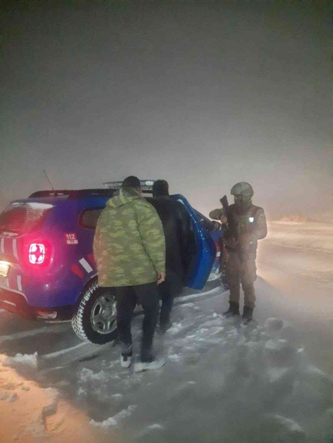 Elazığ’da Jandarma Ekipleri Yolda Mahsur Kalan 5 Vatandaşın İmdadına Yetişti