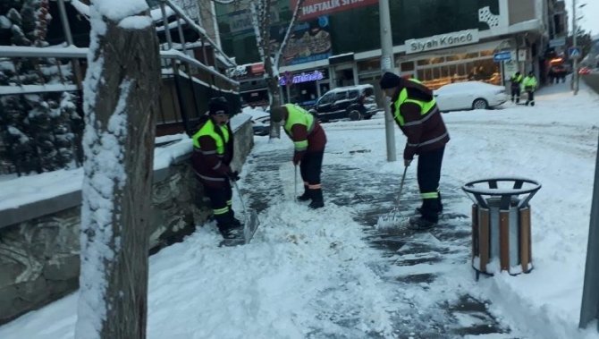 Elazığ Belediyesinin Kar Mesaisi Sürüyor