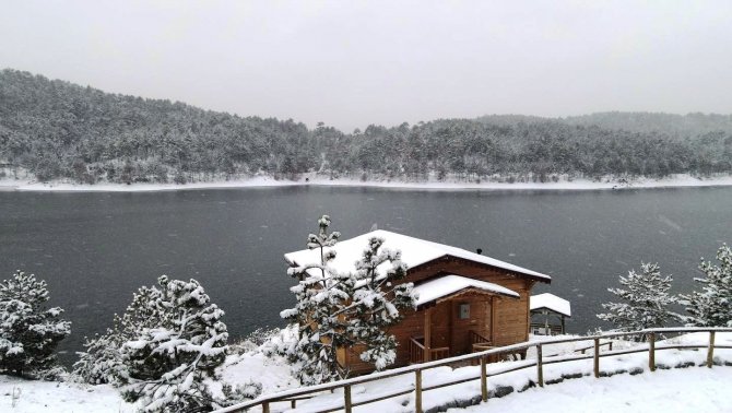 Emet Tahtalı Mesire Alanı’nda Kartpostallık Kar Manzaraları