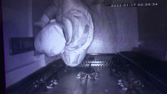 Esenyurt’ta Gece Vakti Apartmana Girmeye Çalışan 5 Şüpheli, Bina Sakinlerine Korku Dolu Anlar Yaşattı