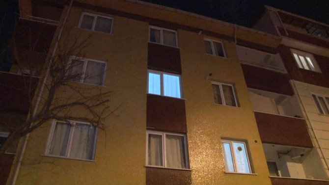 Esenyurt’ta Gece Vakti Apartmana Girmeye Çalışan 5 Şüpheli, Bina Sakinlerine Korku Dolu Anlar Yaşattı