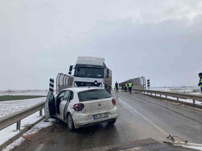 Otomobil İle Kamyon Çarpıştı, 4 Kişi Yaralandı