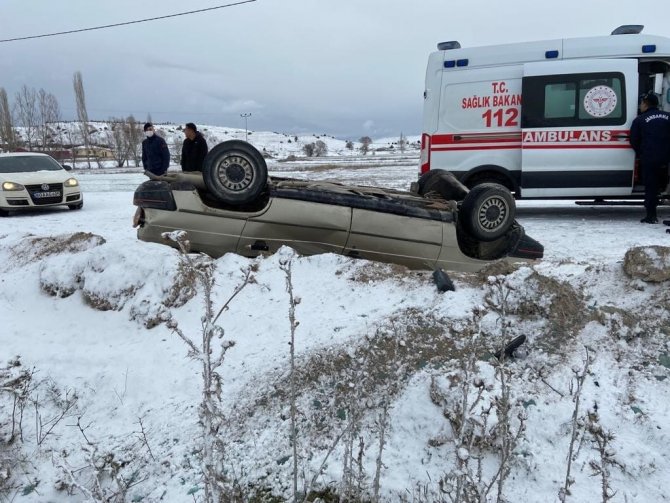Yoldan Çıkarak Takla Atan Otomobildeki 2 Kişi Yaralandı