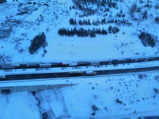 Gaziantep’te Yolda Mahsur Kalan Vatandaşlara Jandarmadan Kumanya Ve Yakıt Yardımı