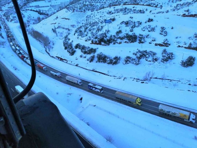 Gaziantep’te Yolda Mahsur Kalan Vatandaşlara Jandarmadan Kumanya Ve Yakıt Yardımı