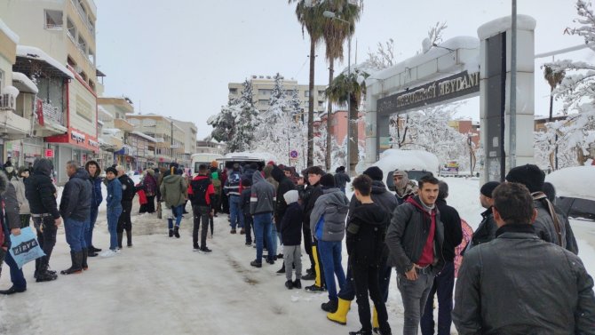 Gaziantep’te Yoğun Kar Yağışı Hayatı Durma Noktasına Getirdi