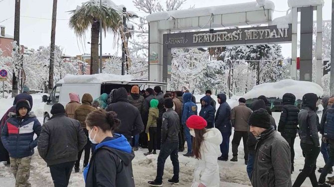Gaziantep’te Yoğun Kar Yağışı Hayatı Durma Noktasına Getirdi