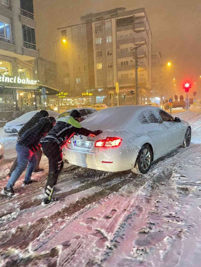 Toma’lar Kar Küredi, Trafik Polisleri Yolda Kalan Araçlara Yardım Etti