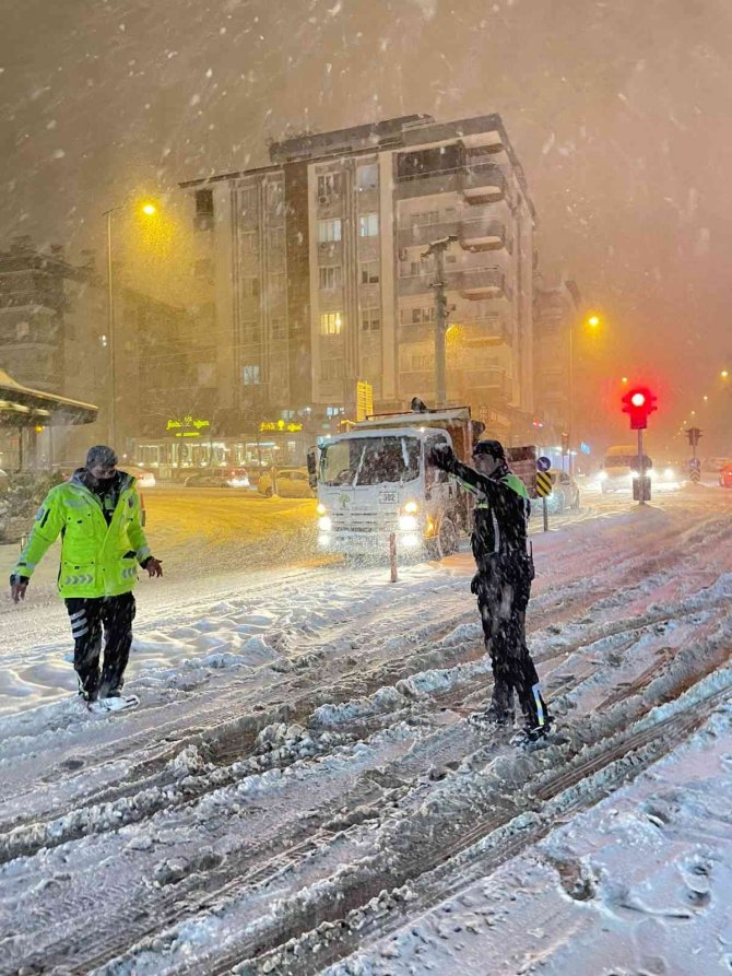 Toma’lar Kar Küredi, Trafik Polisleri Yolda Kalan Araçlara Yardım Etti