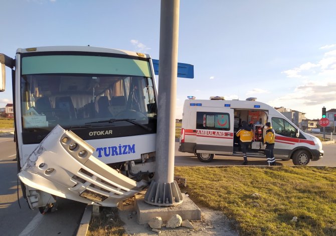 İ̇şçi Servisi İle Otomobil Çarpıştı: 3 Yaralı